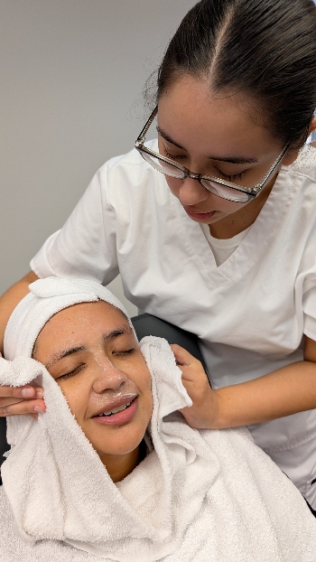 HCC Esthetician Student Alyssa Medrano applies a hot towel to a Family Houston client as part of a pre-Mother’s Day community outreach event sponsored by the Houston Texans to pamper deserving local mothers.