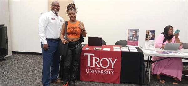 Students talking to transfer schools at a Transfer Fair